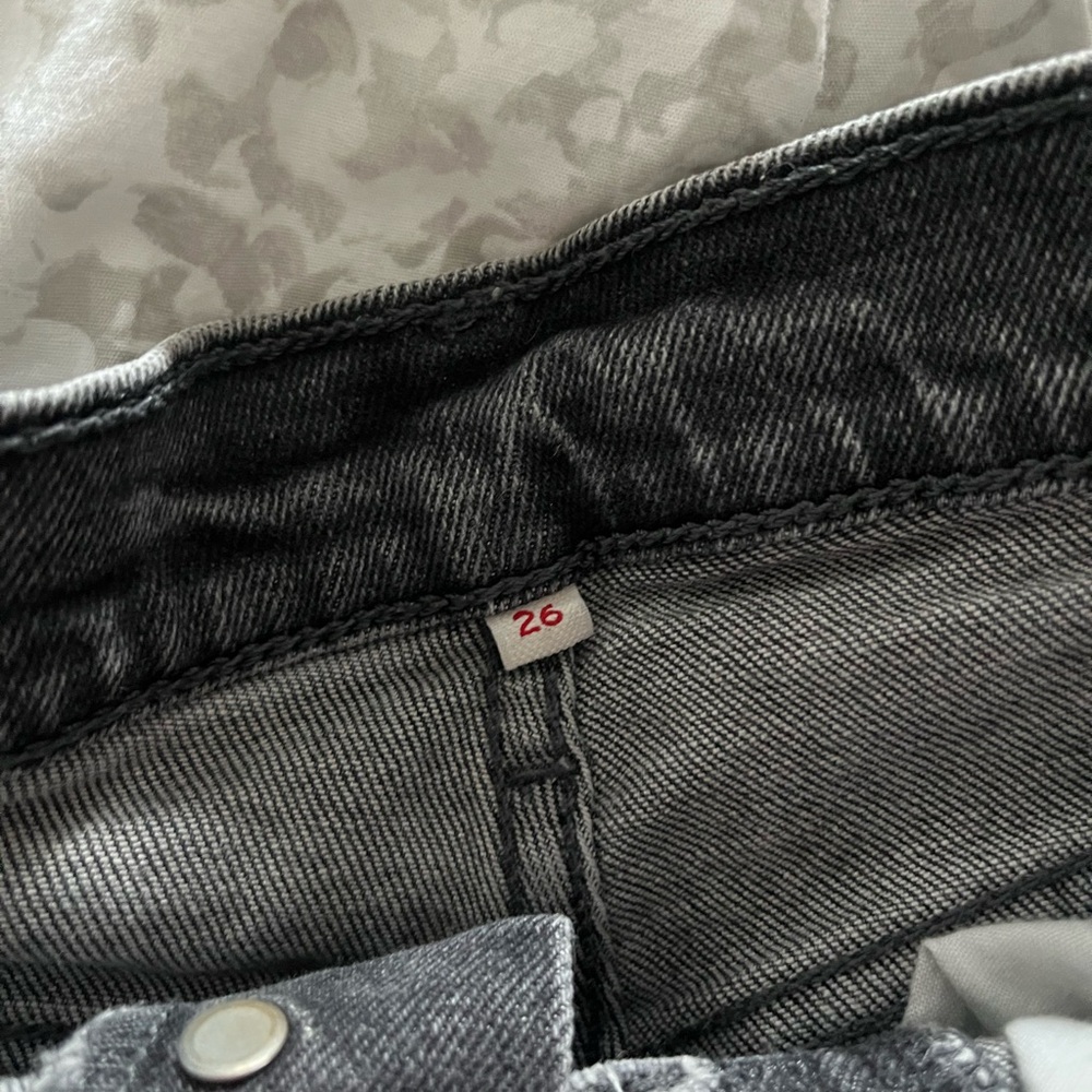 Levi’s cutoff raw hem faded black jean shorts women’s 26 - Picture 4 of 4